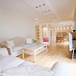 Victus Sunny With Parking By Renters