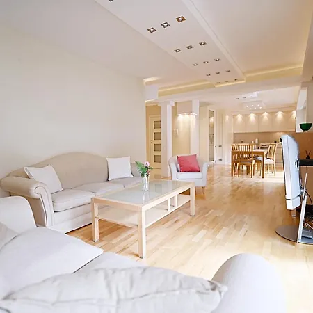 Victus Apartamenty, Cadena