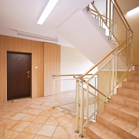 Victus Apartamenty, Cadena アパート