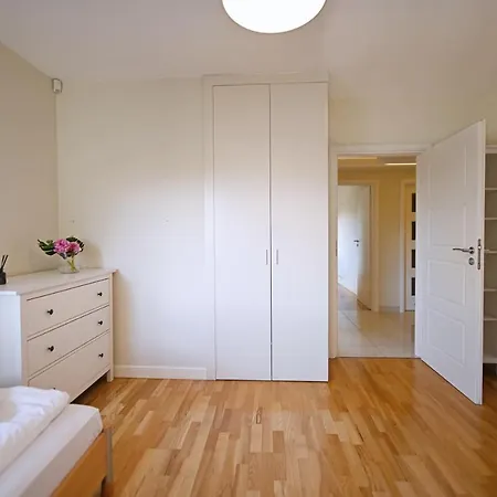 Victus Apartamenty, Cadena *