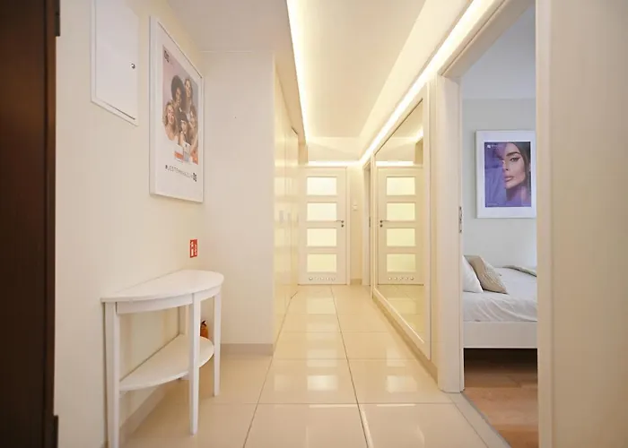 Victus Apartamenty, Cadena *