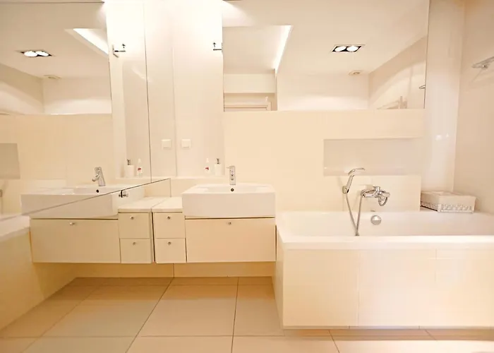 Victus Apartamenty, Cadena