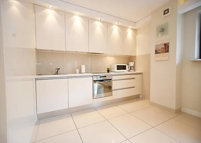 Victus Apartamenty, Cadena *